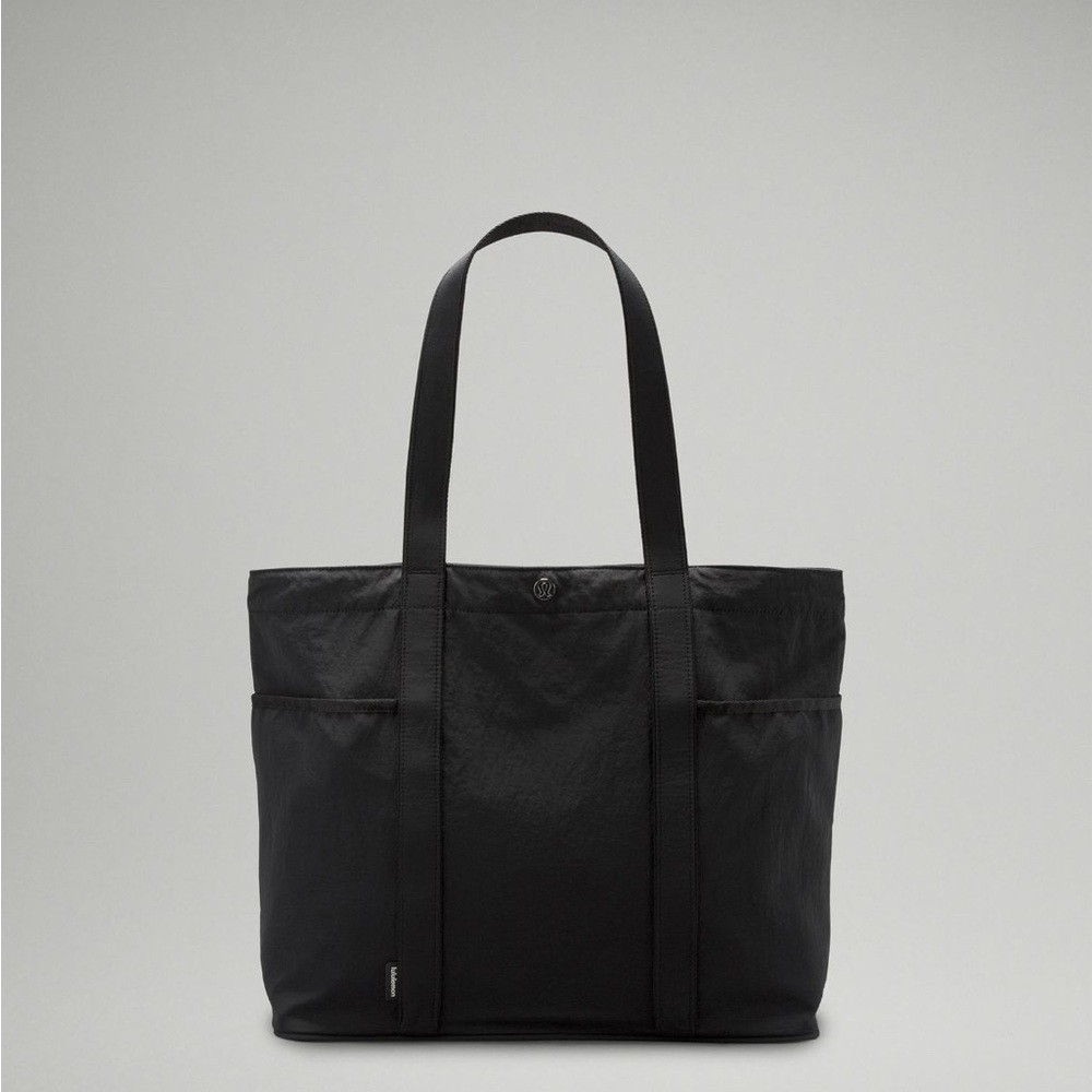 Lululemon TRENDING Black
Daily Multi-Pocket Tote Bag 20L